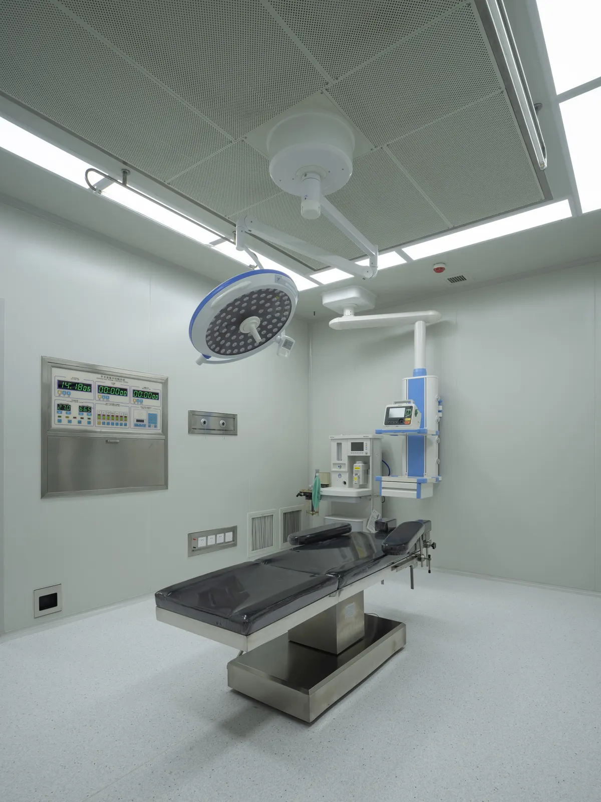 Laminar-flow operating theatre with surgical lighting